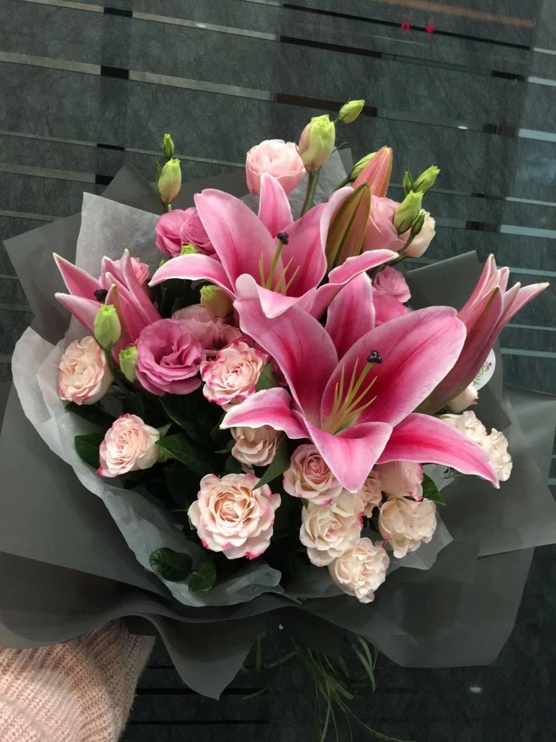 肯亞小玫瑰火百合花束