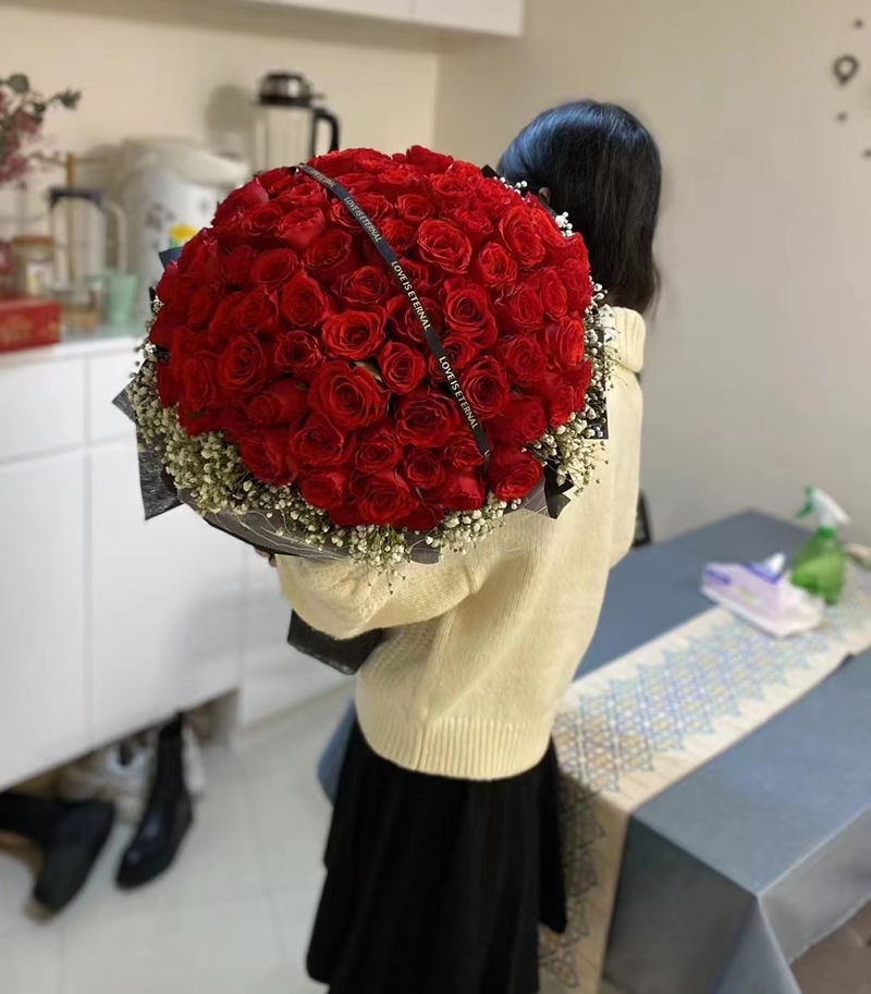 99枝珍愛玫瑰满天星花束