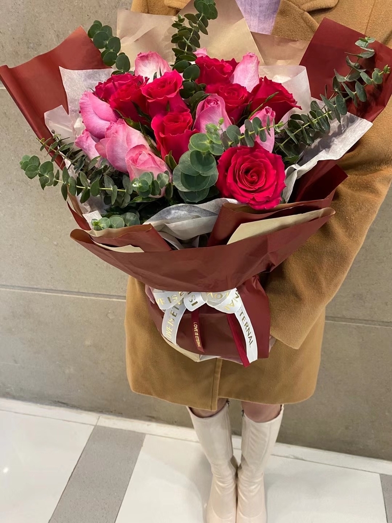 18枝玫瑰田園襯花花束