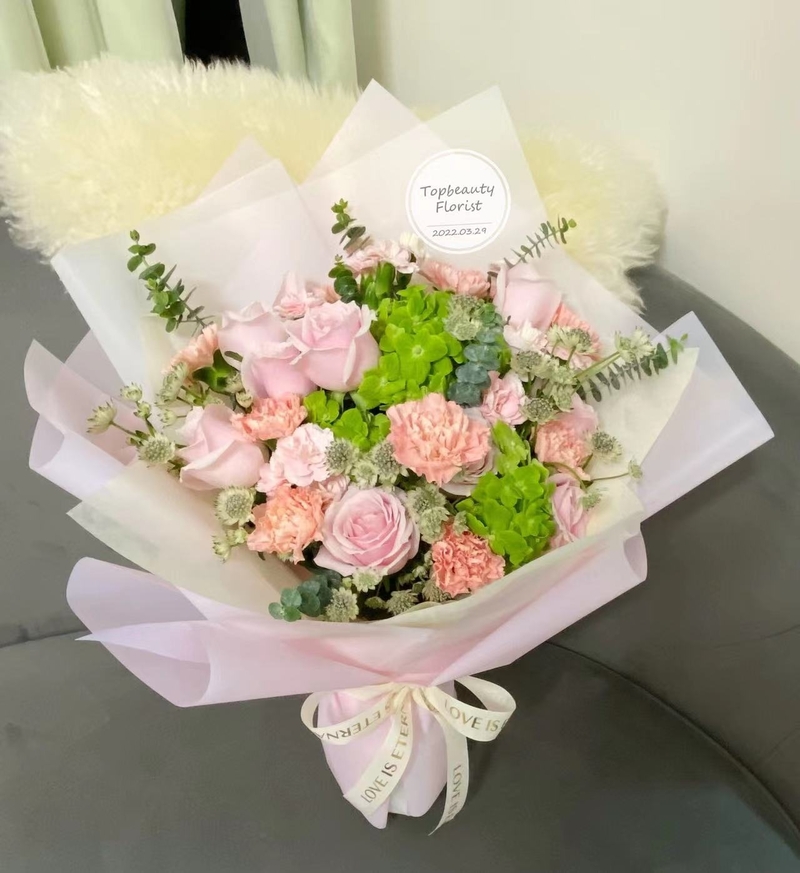 康乃馨玫瑰小綉球花束