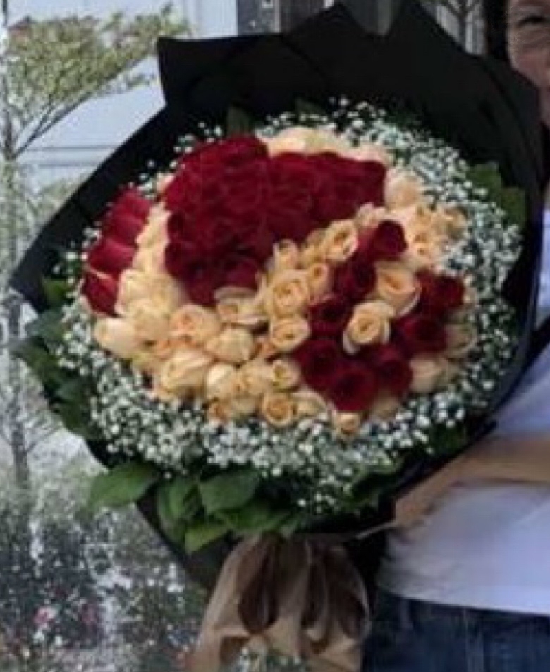99枝雙拼玫瑰ILIVEU花束( 99 Roses Bouquet)