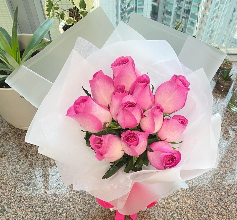 12枝大頭玫瑰花束( 102Roses Bouquet)