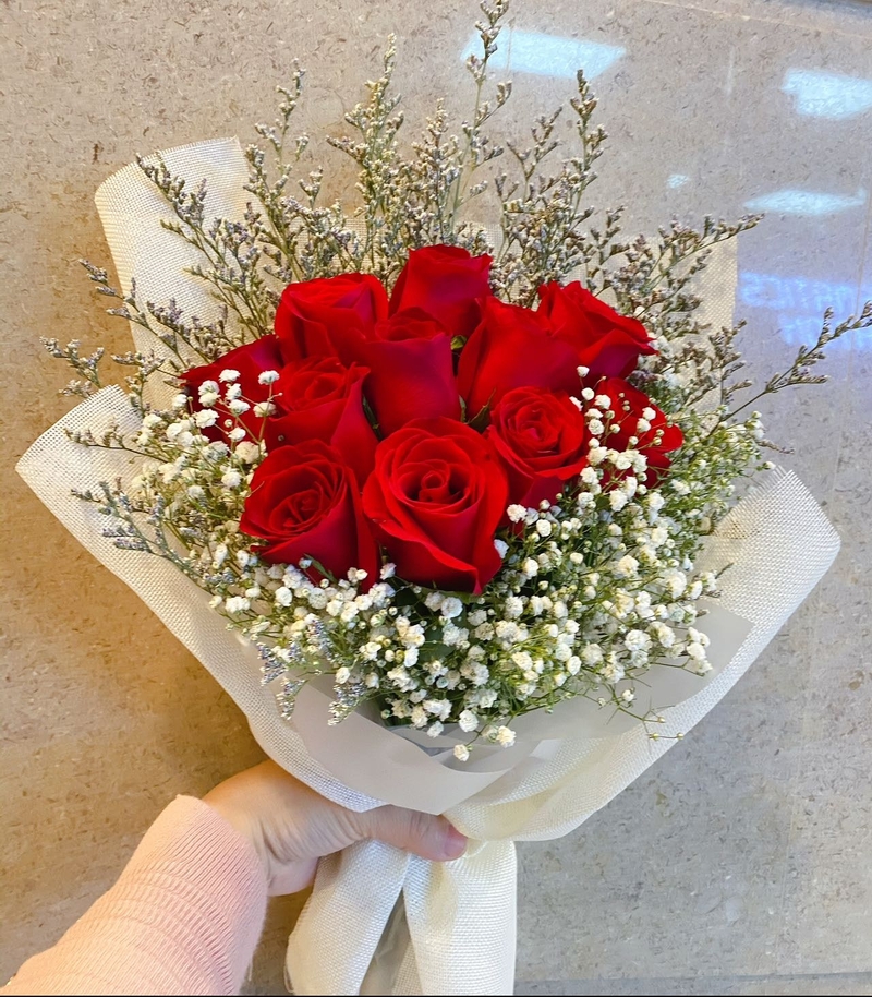 11枝玫瑰情人草满天星花束( 12 Roses Bouquet)
