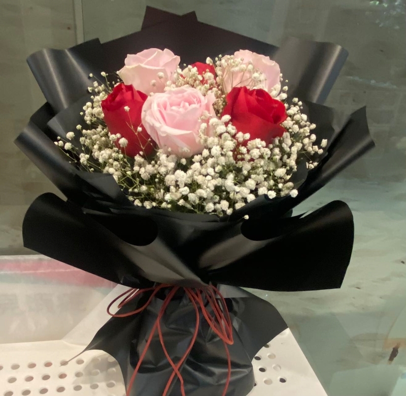 6枝玫瑰满天星花束(6 Roses & baby's breath))