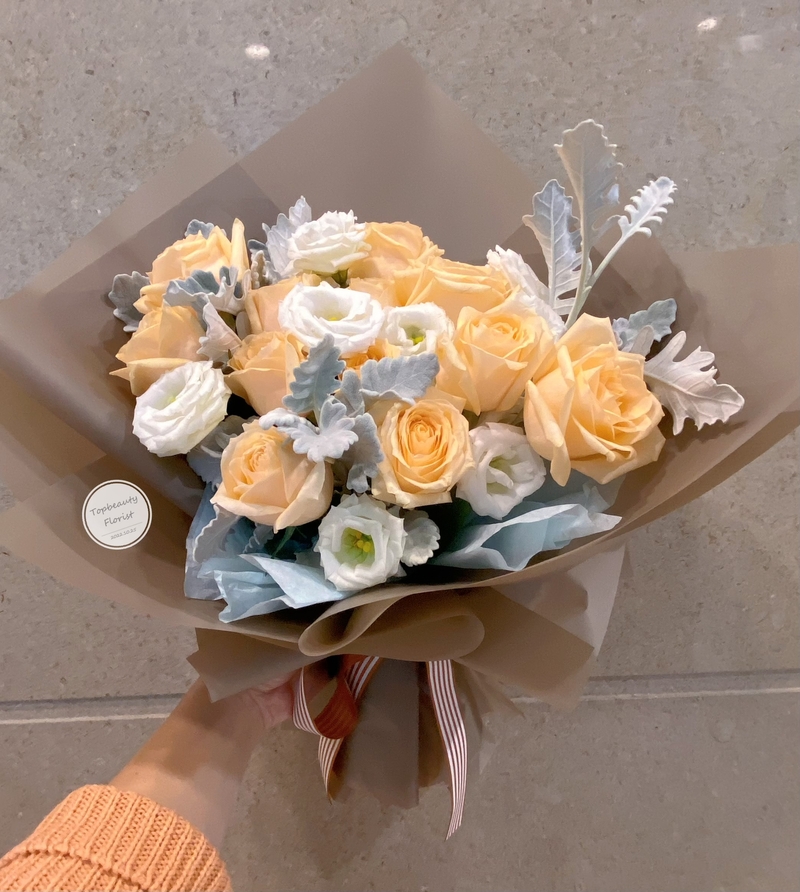10枝玫瑰桔梗花束( 10 Roses Bouquet)