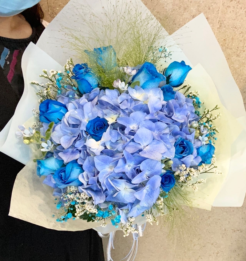 12枝蓝玫瑰綉球花束( 12 blue Roses & hydrangea Bouquet)