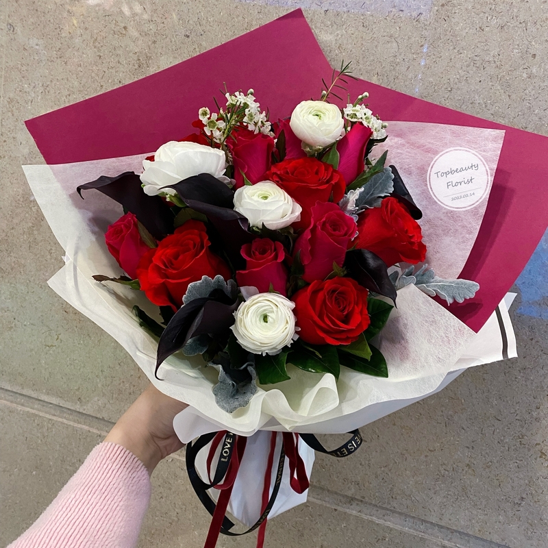 10枝玫瑰加馬蹄蘭小牡丹花束( 12 Roses Bouquet)