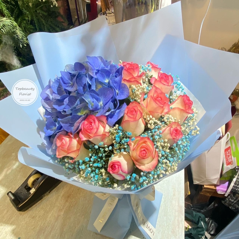 12枝玫瑰綉球满天星花束( 12 Roses & hydrangea & baby's breath Bouquet)