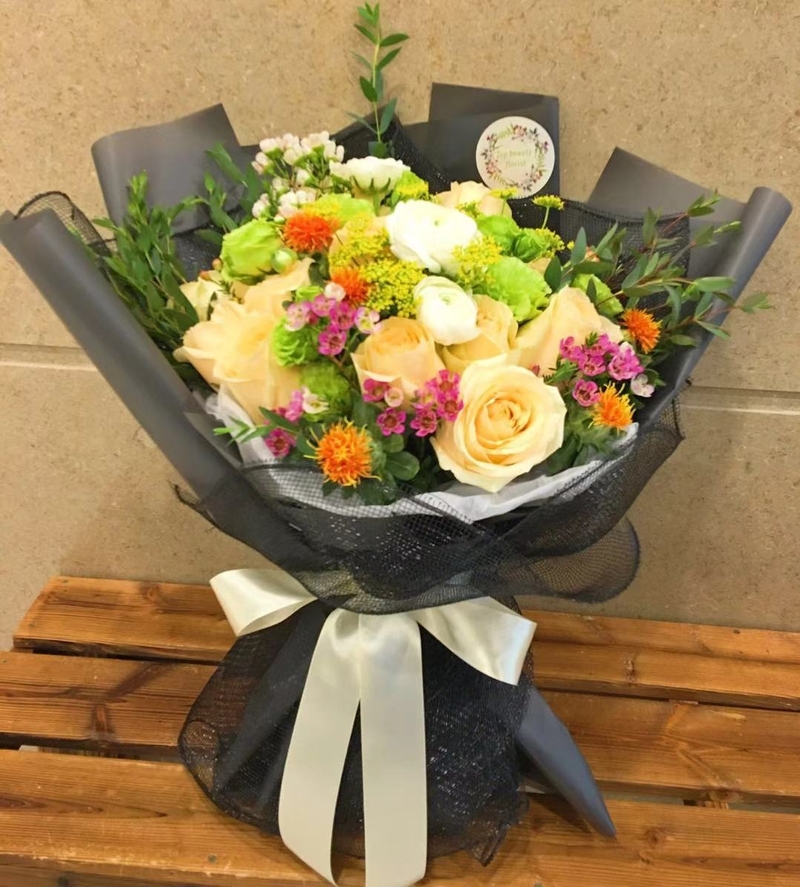 12枝玫瑰小牡丹洋桔梗花束(12 roses bouquet )