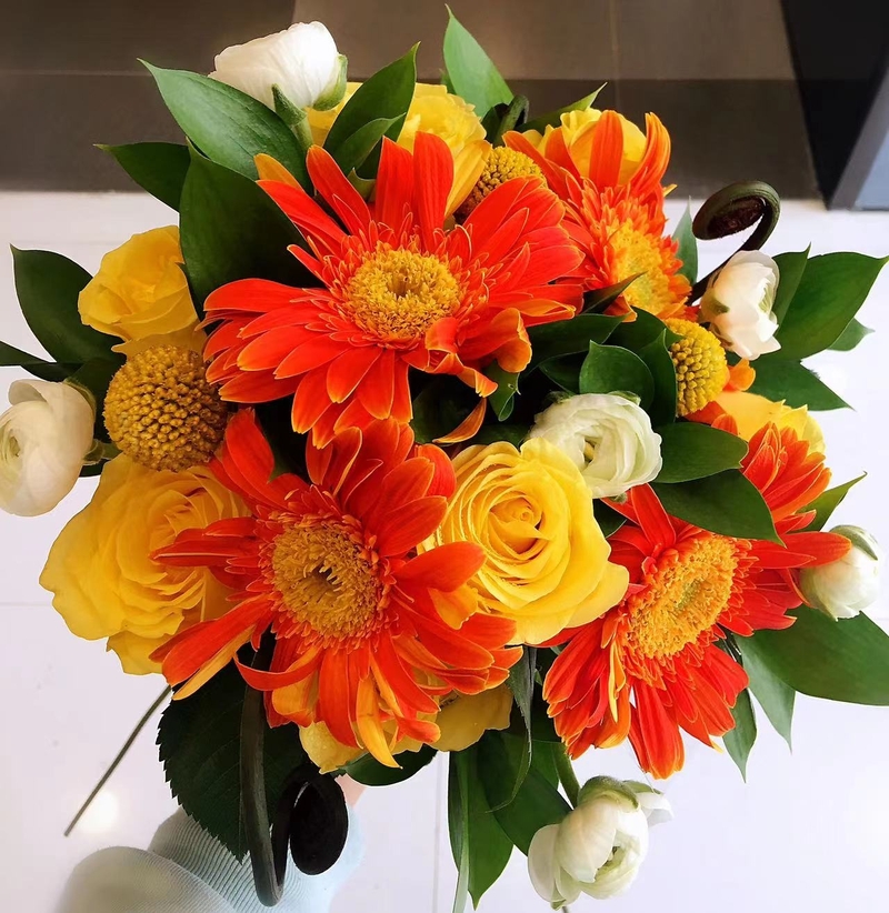太陽菊玫瑰洋牡丹花球( Roses , Ranunculus & Sun chrysanthemum  Wedding Bouquet)