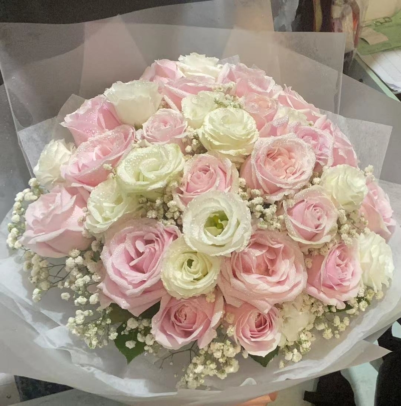 24枝玫瑰桔梗花束( 24 Roses Bouquet)