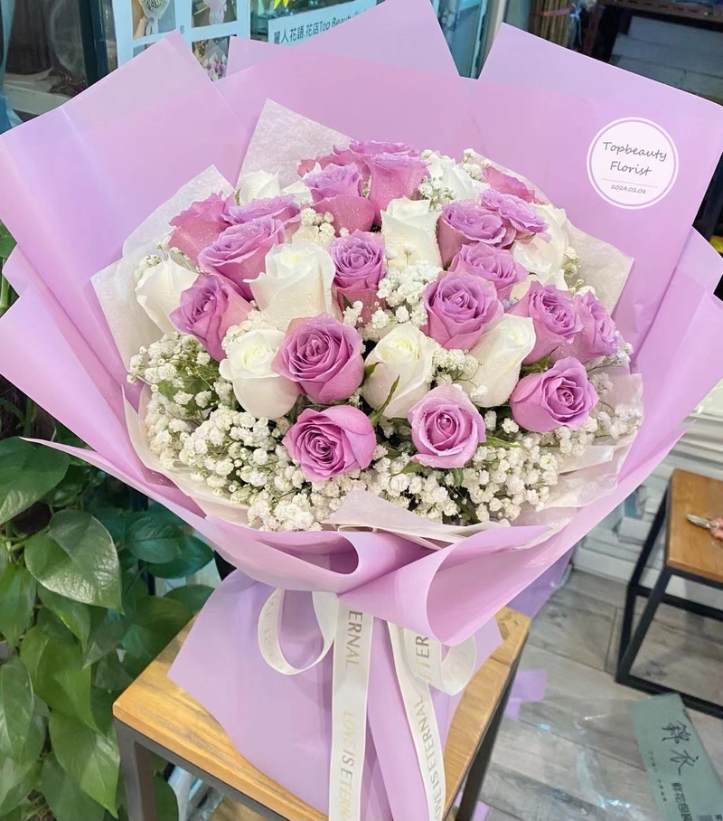 33枝雙色玫瑰满天星花束( 33 Roses & baby's breath Bouquet)