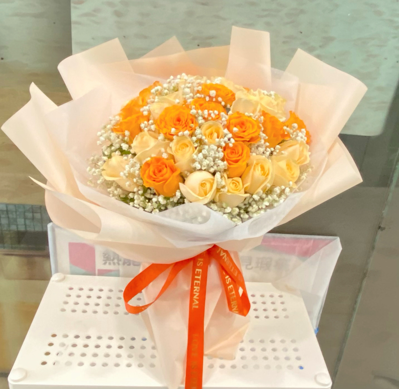 33枝雙色玫瑰满天星花束( 33 Roses & baby's breath Bouquet)