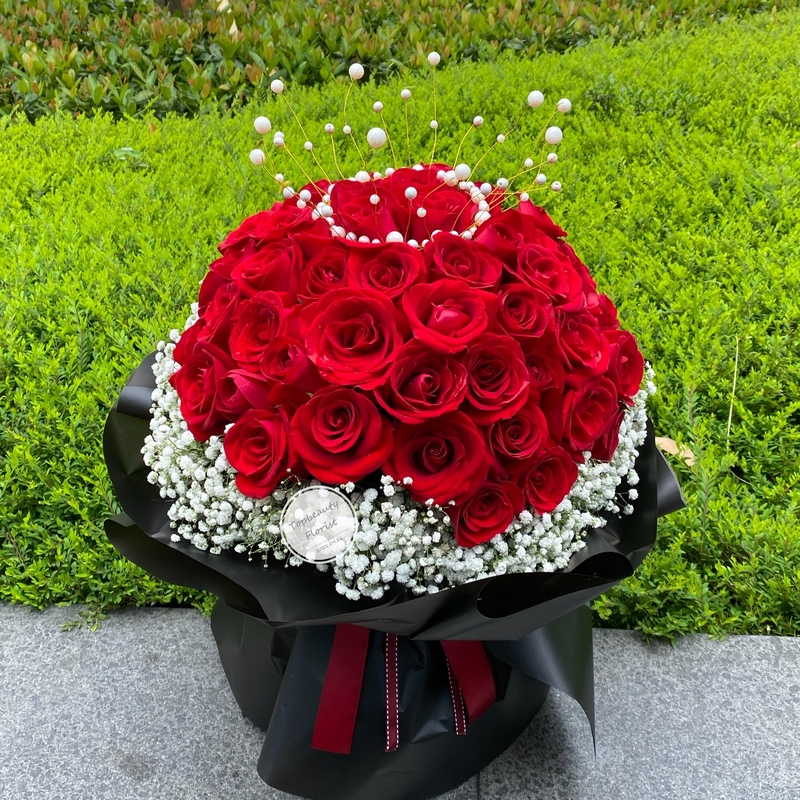 66枝玫瑰满天星皇冠花束