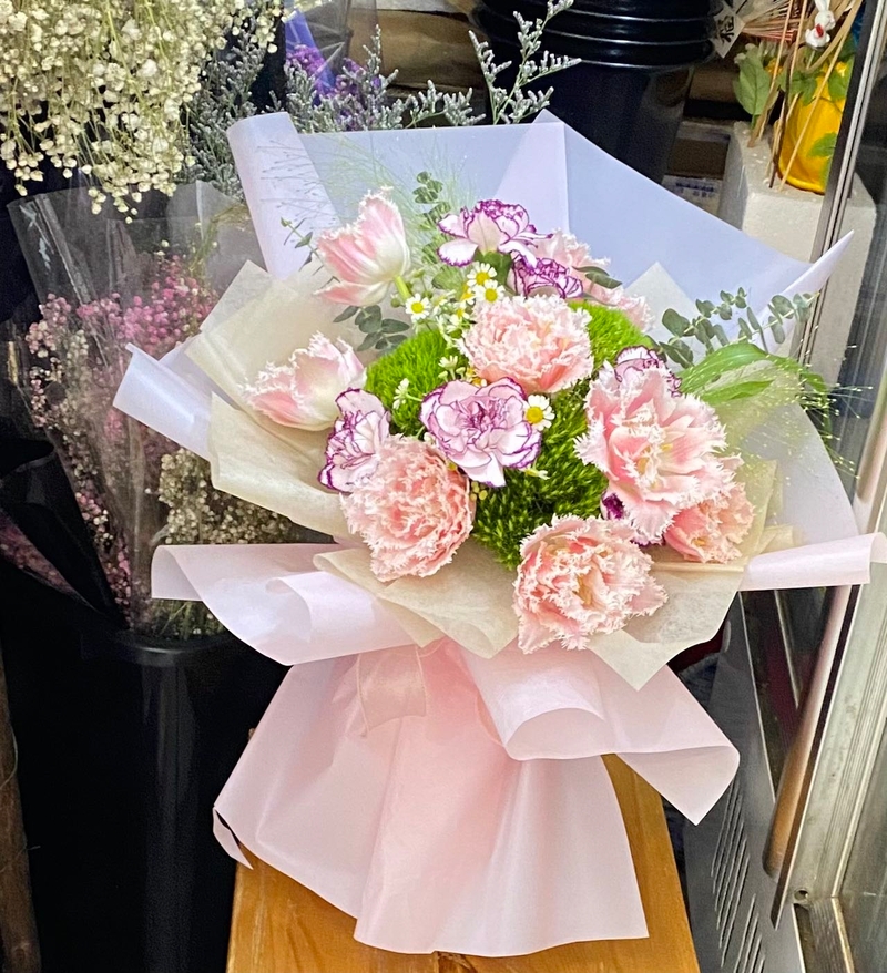 6+9康乃馨郁金香花束