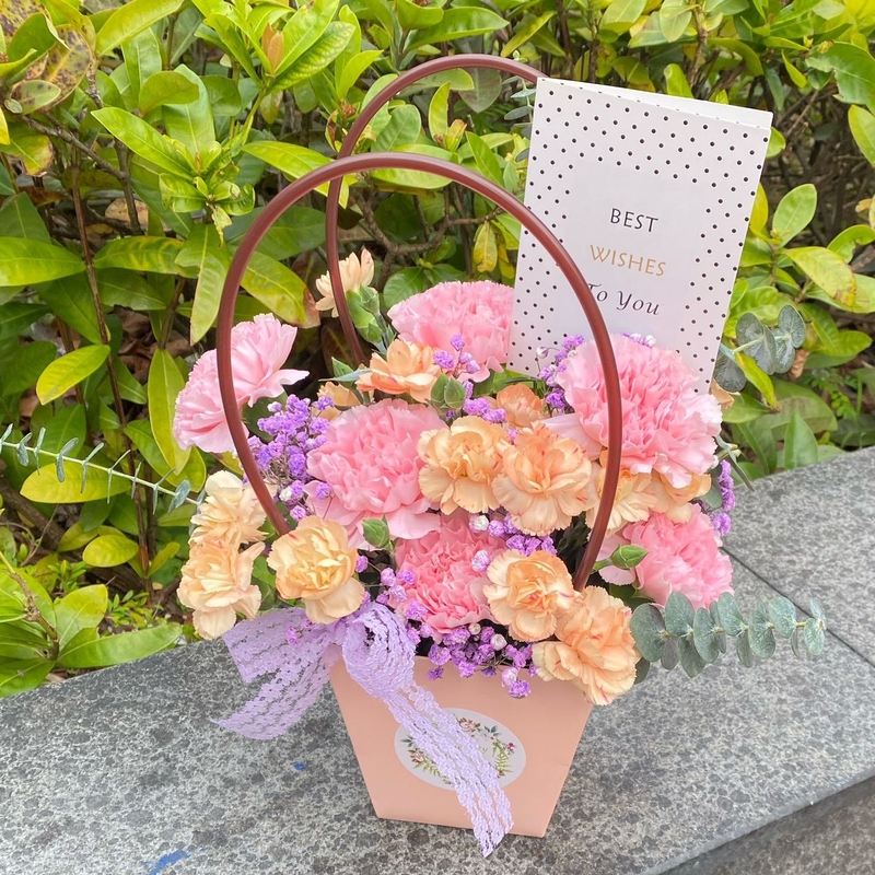 康乃馨小丁手提花盒(中)