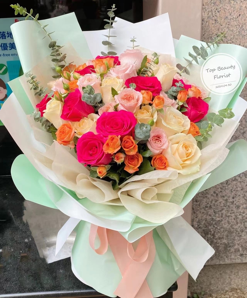 33 枝玫瑰尤加利葉花束