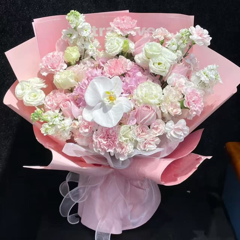 康乃馨玫瑰蝴蝶蘭射香桔梗花束